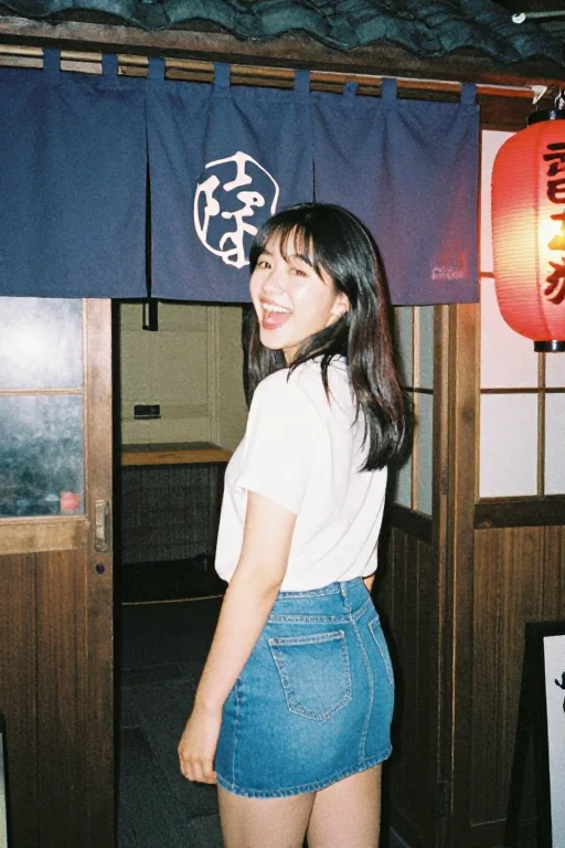 「居酒屋の入口で振り返り笑い」を使い捨てカメラ風に撮るプロンプトを探す